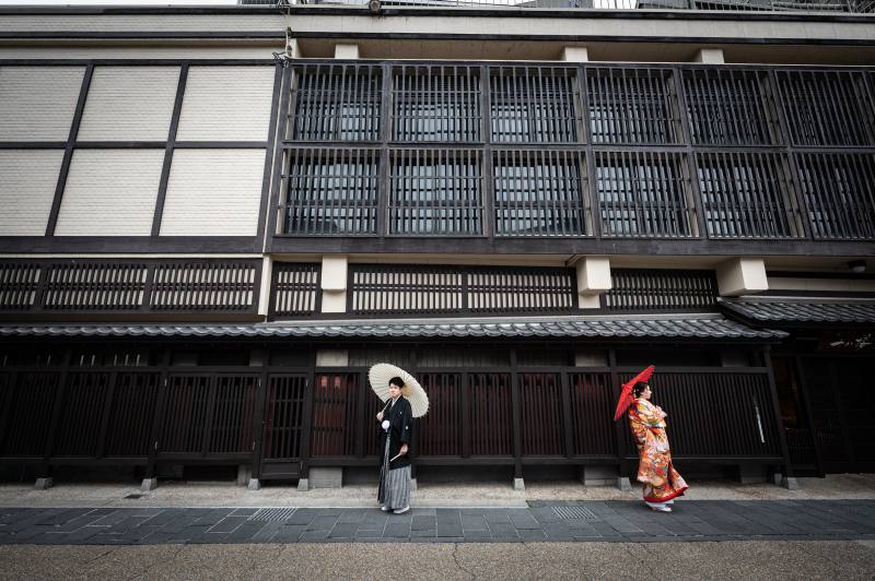 古い街並みの川原町。お二人のこの距離感こそ◎