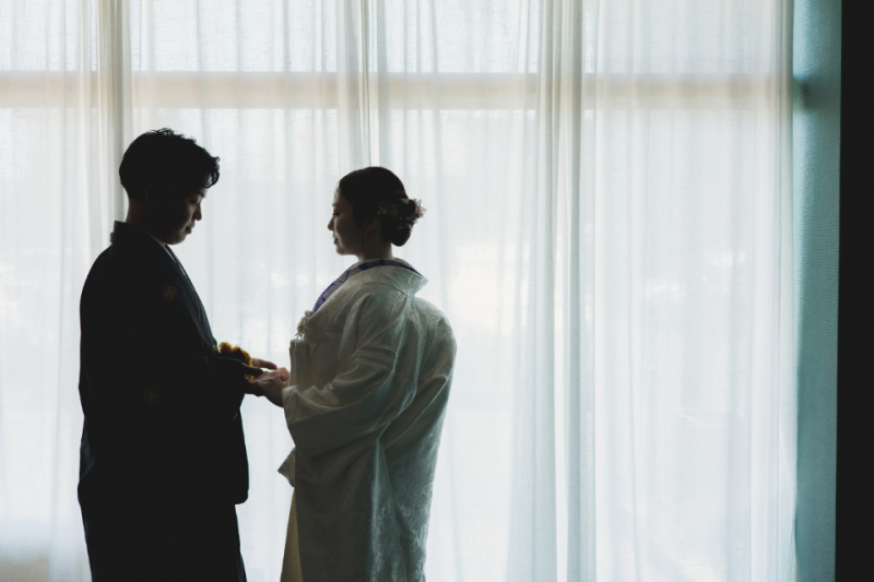 レースカーテンの逆光でシルエットも