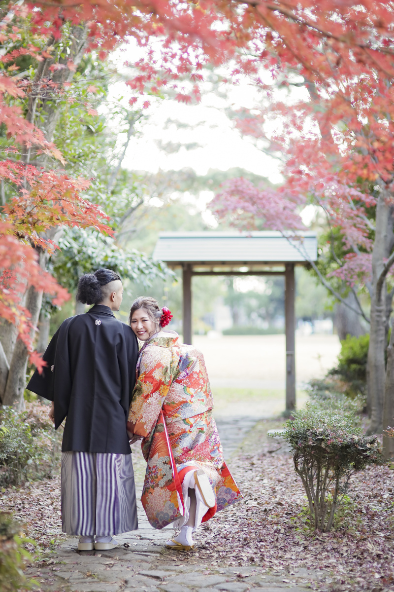 振り向いて、足をひょいっ！超カワイイ！！