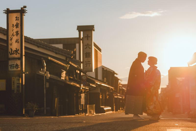 うだつの上がる町並みと夕陽