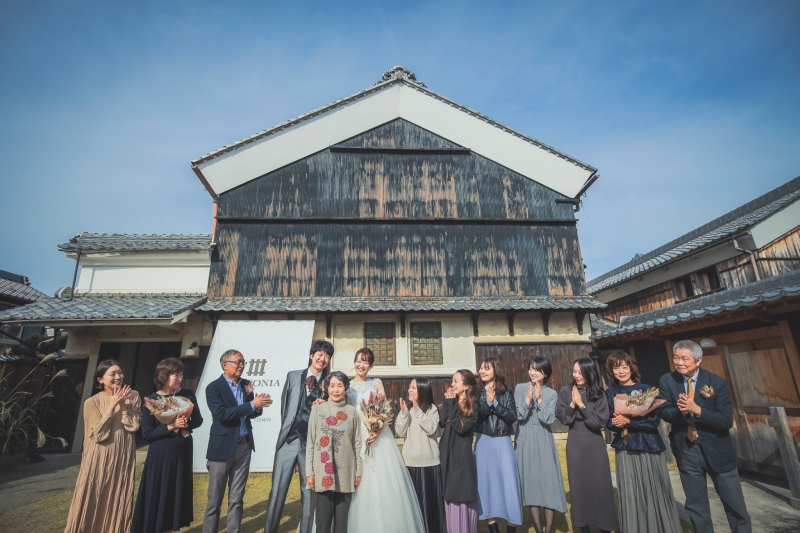 街中にある古民家をお借りして家族全員の集合写真！