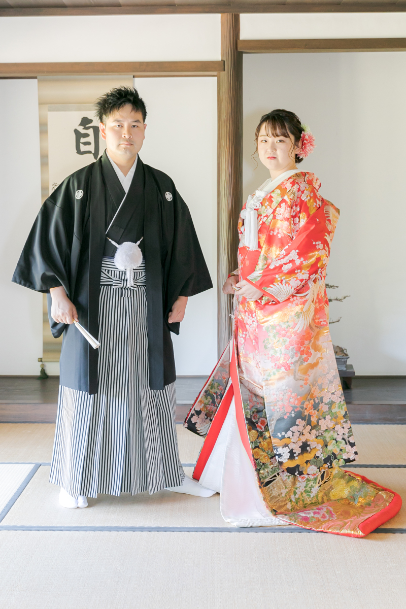 お口を結んで真面目なフォーマルなシーンから。