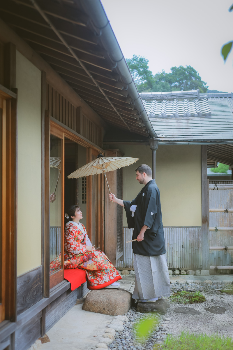 縁側に出て、番傘がとても良くお似合い