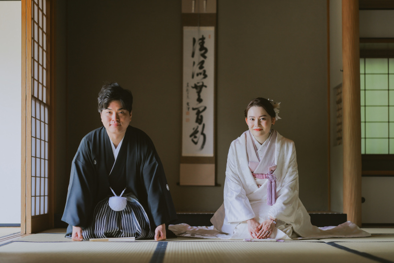 白無垢を羽織って、王道の正座でキリっ!