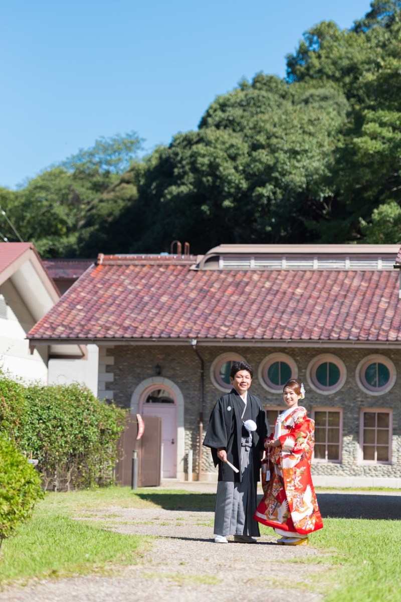 大自然の緑と青空がお二人を更に引き立てますね!