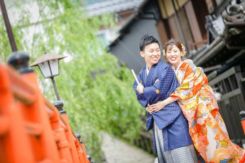 奥へ抜けると、赤い橋のシンボル発見っ！！