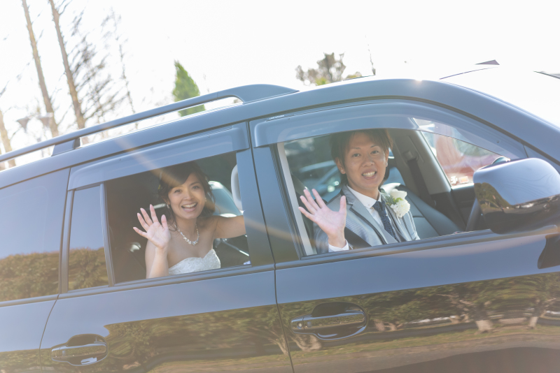 バイバ~イ!満面の笑みで愛車と一緒に結びの一枚!