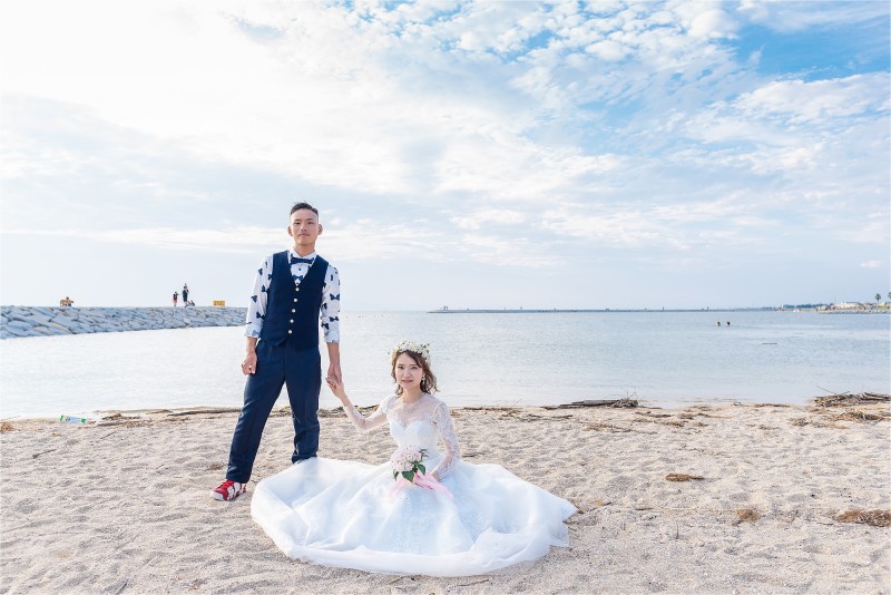 ふんわりドレスが可愛い♪ちょんと座っての撮影です