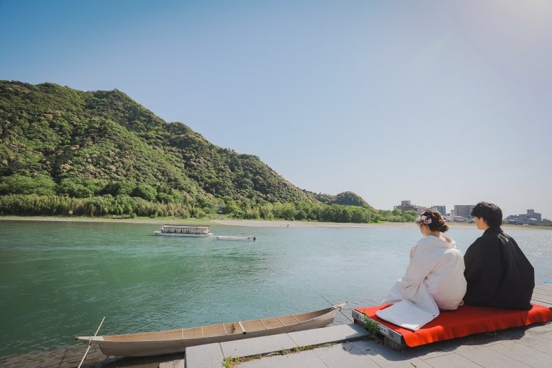 川沿いに座って、目を閉じて、、、。