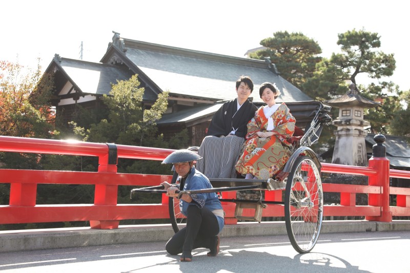 お二人の思い出の地、”高山フォト”！羨ましいほど和装に”映える”シーンが豊富♪