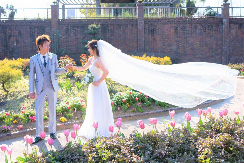 風になびくベールが雰囲気を一層、演出してくれます