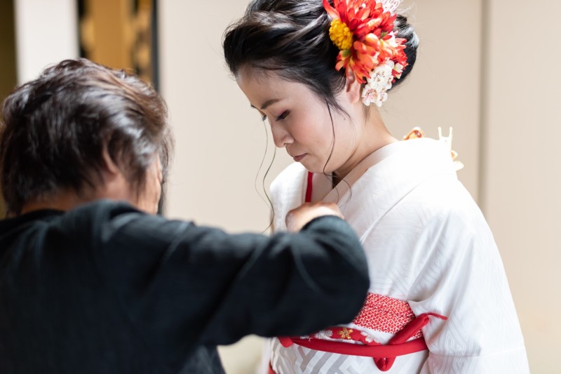 両親も見守る、和装へのお色直しです