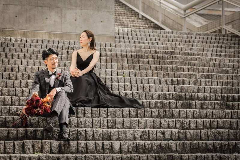 ブラックコーデに赤のドライフラワーが◎