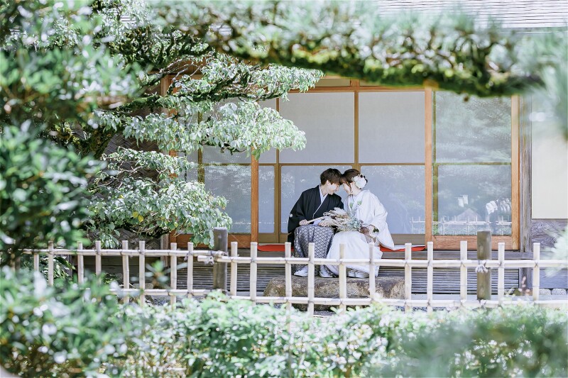 縁側に座っておでこをチュン！！