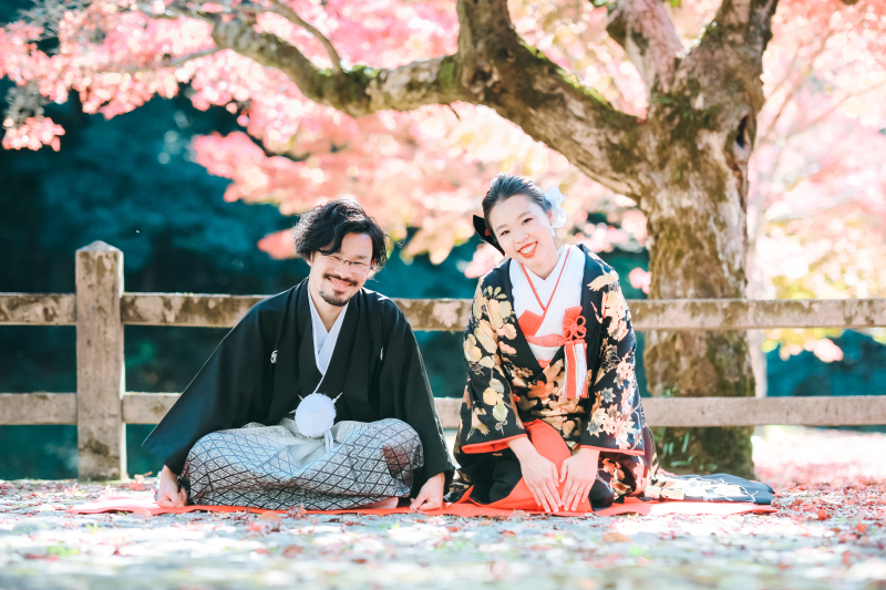 紅葉をバックに正座シーン。