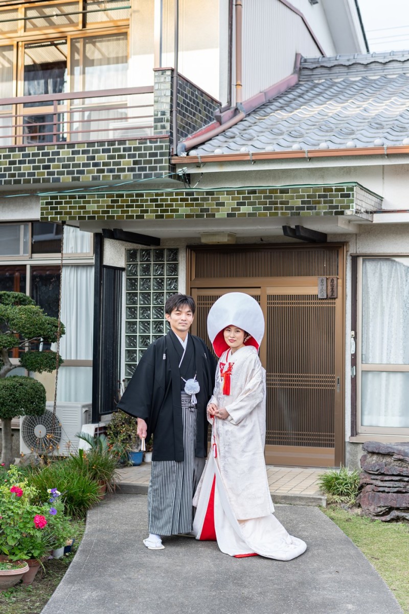 白無垢の裾を広げ、玄関前での出発シーンです
