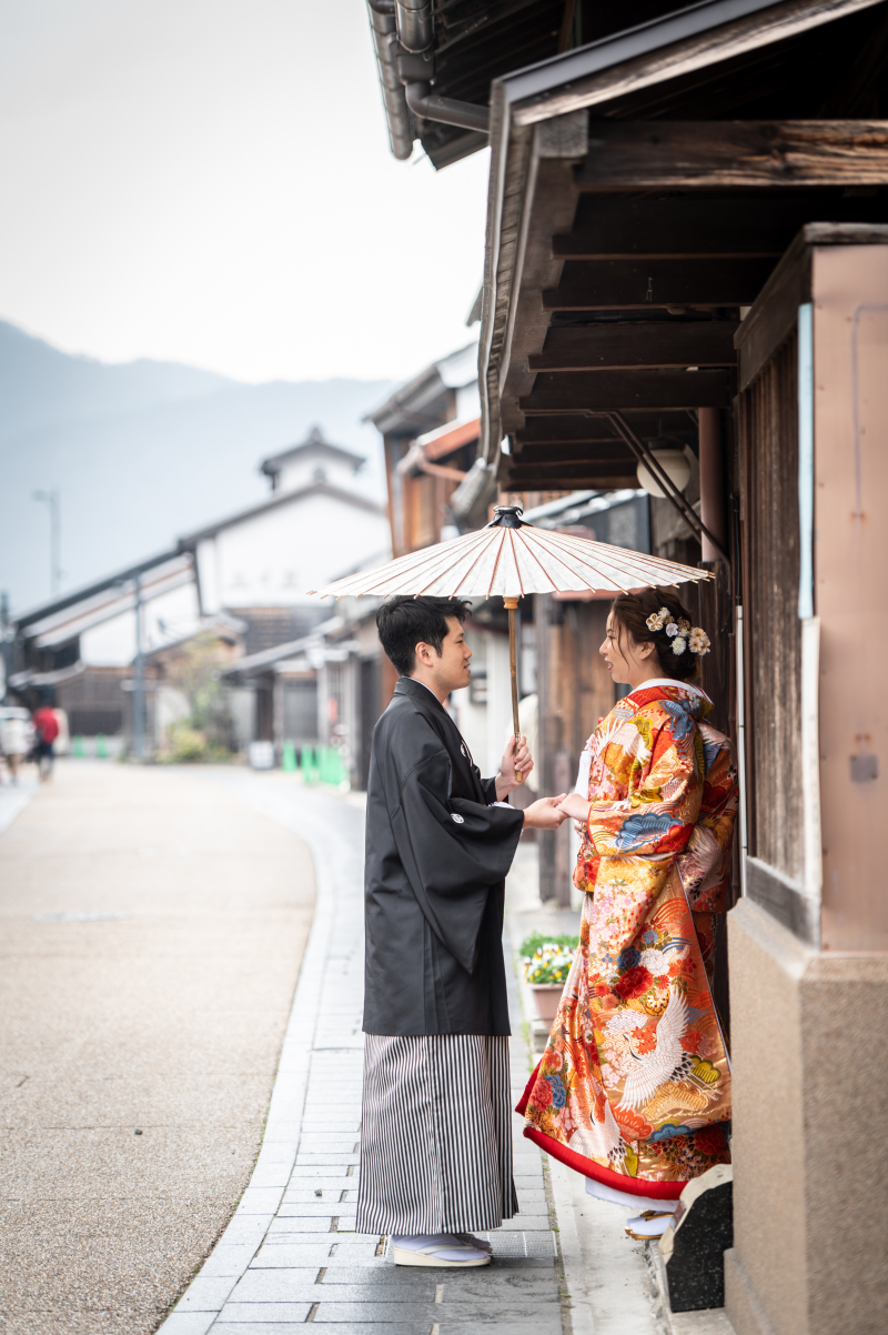 シンプルに白の番傘だけで、シックに決まる一枚です