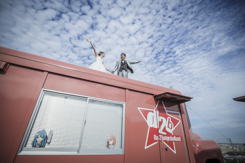 バスの上に乗っちゃった!!