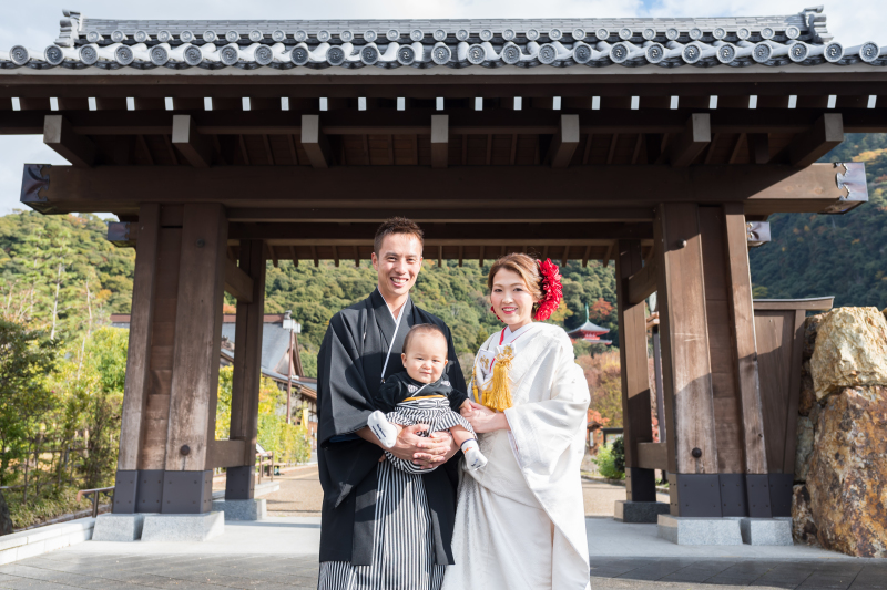 正門の前で家族写真(^^)/