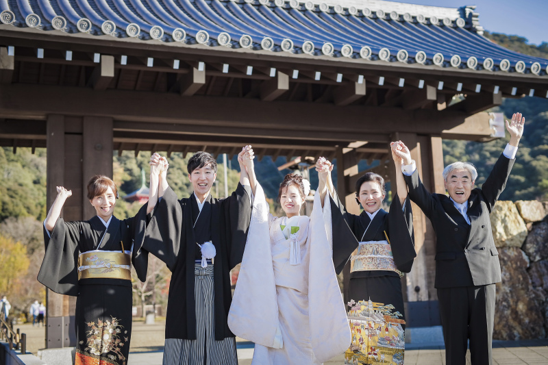 まずは、岐阜公園の正門でご両家の集合写真です～！