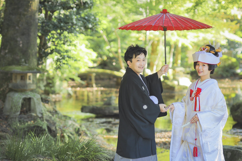 大きな池をバックに！これまた和装がピッタリ！