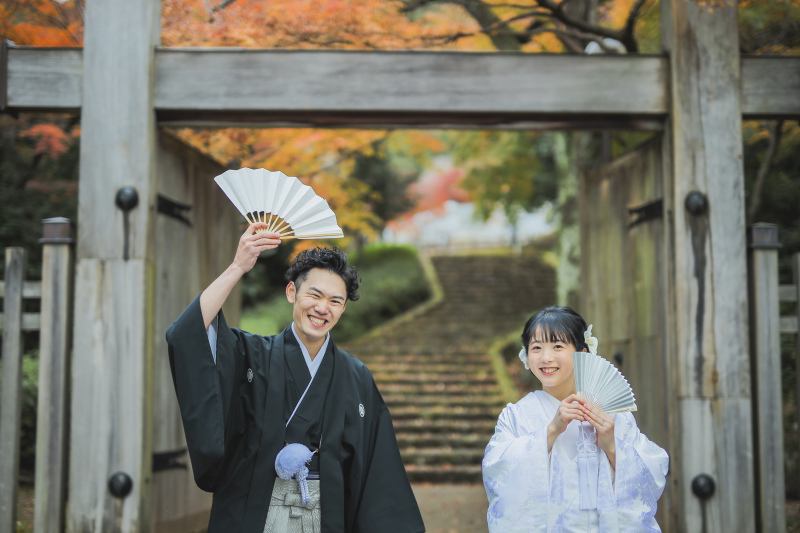 扇子を広げて、お茶目なシーンも！