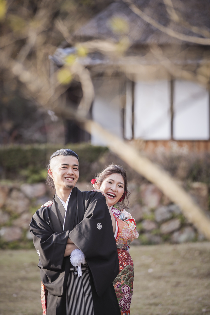 新郎さんの後ろに隠れんぼ～～！