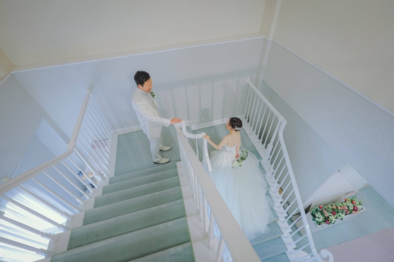 結婚式場のような階段を使って