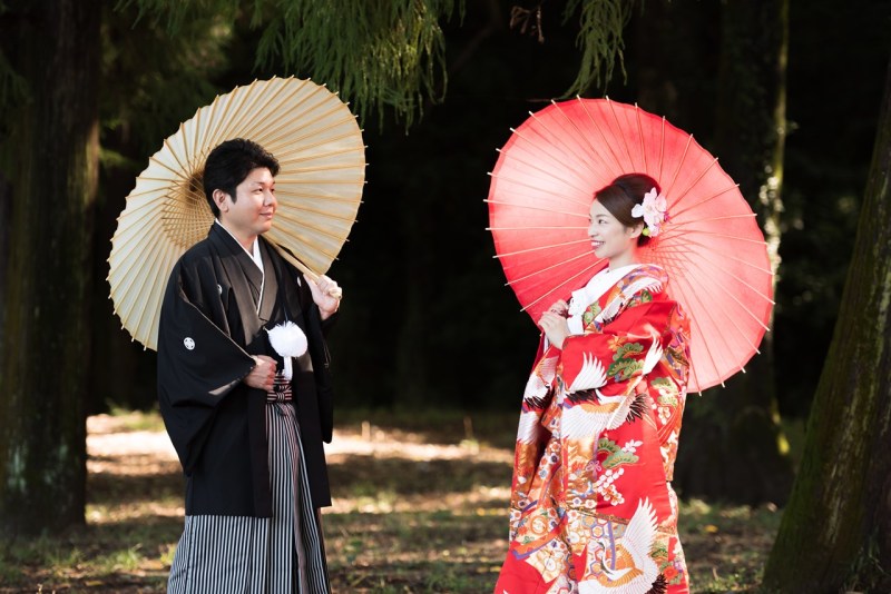 白と赤の和傘が大自然の中で際立ちます!