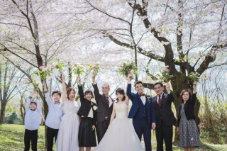 満開の桜の中、みんなでワイワイ家族フォト(^^)/