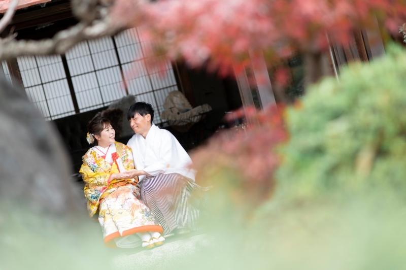 縁側に座ってコソコソ、何話してる？(笑)