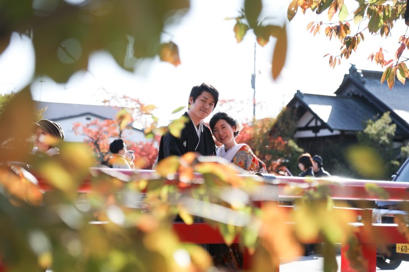 人力車から降りて、桜の木越しにナチュラルな一枚♪