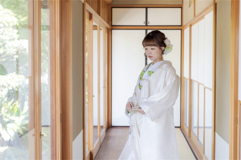 目線を外したしっとり落ち着いたソロショット