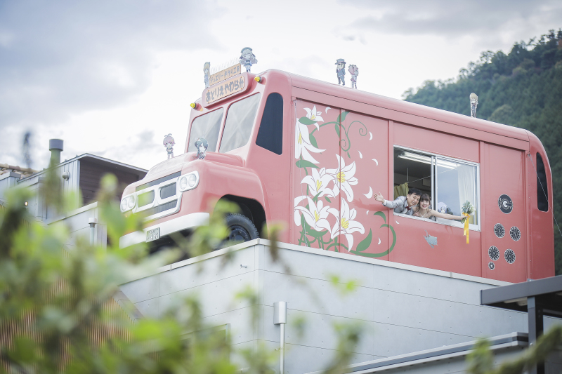 なんと屋上にはバスが、、、!