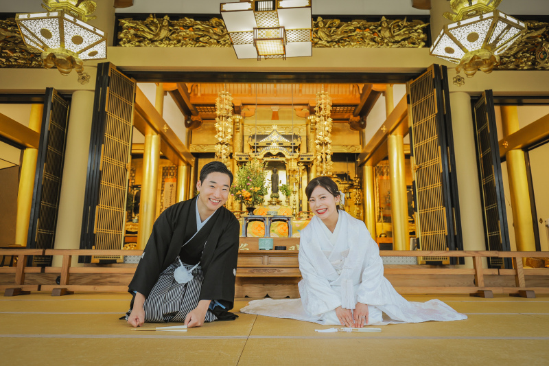 ピッカピカのお仏壇の前で撮らせて頂きました！