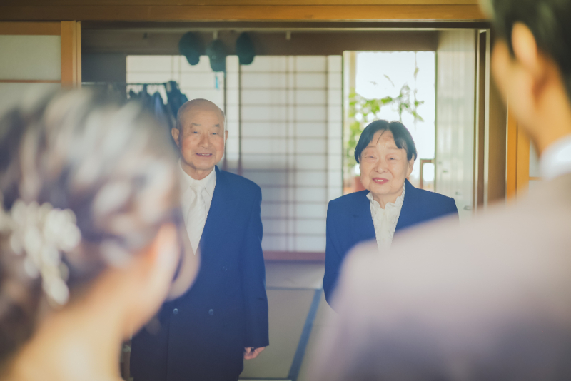 【ご家族も一緒】洋装1着ファミリーロケプラン 100～150カット前後データ付／専門店の豊富な衣装からお選び頂けます