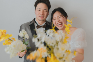 グレー／ホワイト／オレンジ／ブルー／グリーン／ウッドの6背景で撮影。場所ごとに異なる雰囲気で撮影できるからバリエーションが豊富。