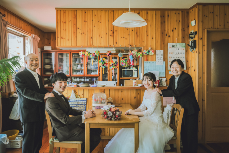 【ご家族も一緒】洋装1着ファミリーロケプラン 100～150カット前後データ付／専門店の豊富な衣装からお選び頂けます