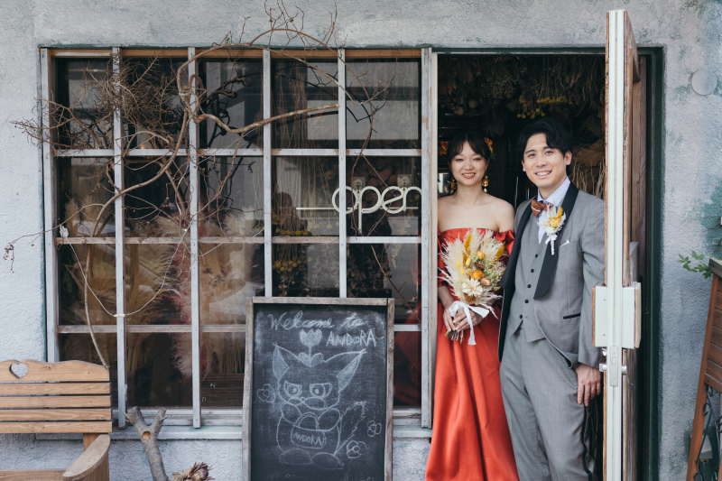 お店の入り口で