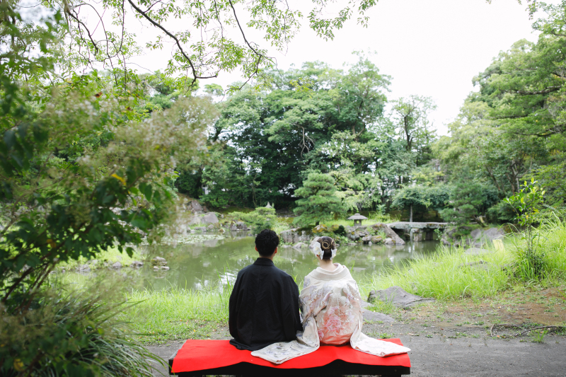 回遊式庭園の様式を持つ庭園を眺めながら