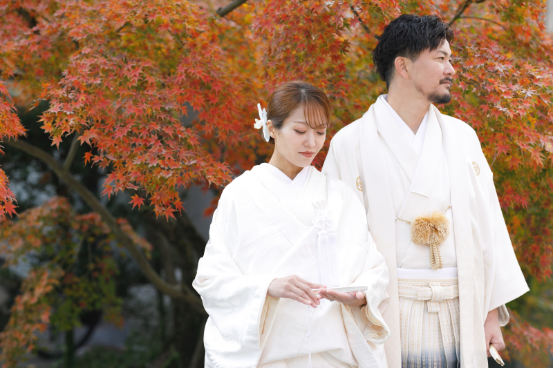 紅葉の前で佇むお二人