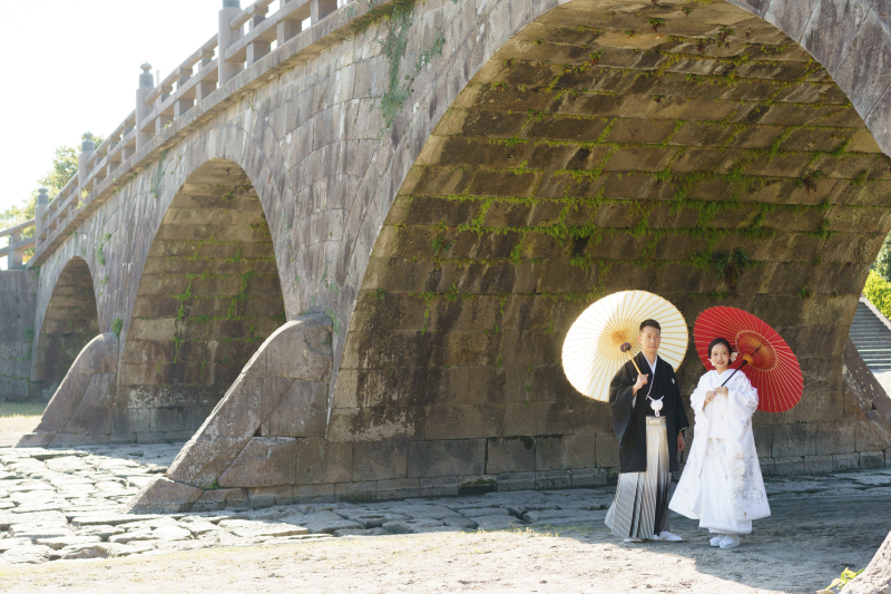 橋の下で和傘を使って