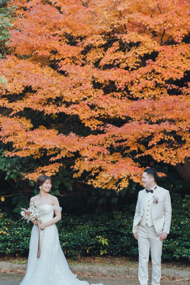 紅葉とお二人のコントラスト