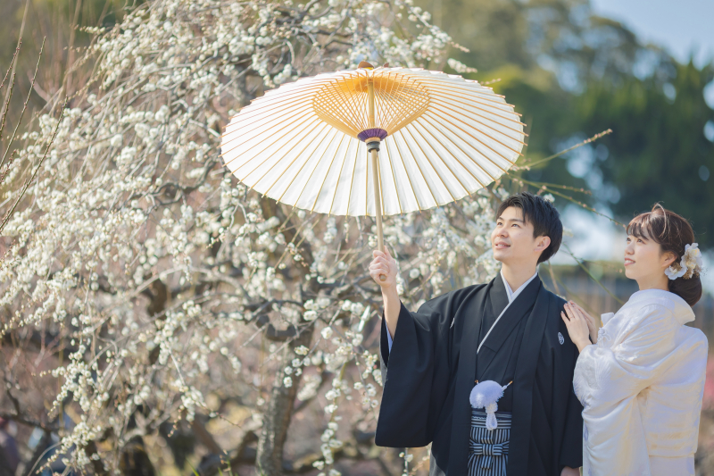 相合い傘で寄り添って
