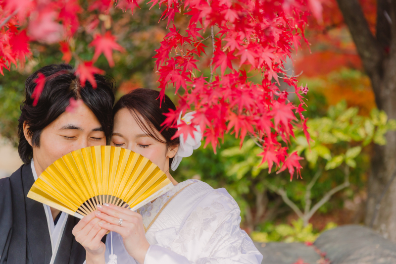 扇子でお顔を隠して&hellip;♡