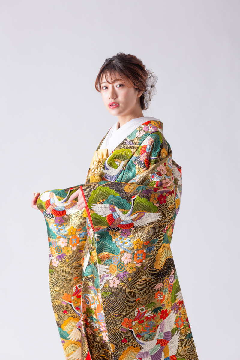 黒地彩色松に鶴