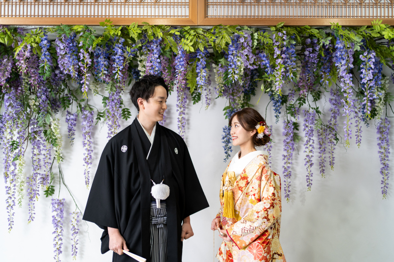 藤棚の前で華やかに！