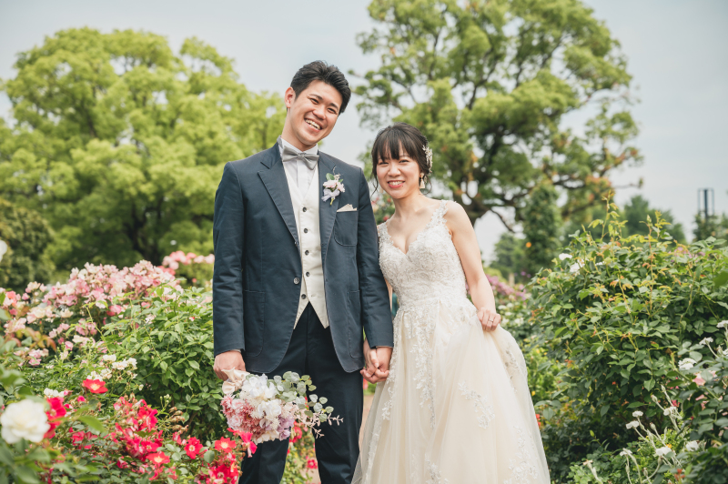 横浜みなとみらいの公園で緑に囲まれたお写真を