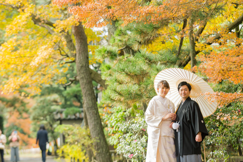 紅葉バックでおふたりが際立つ。
