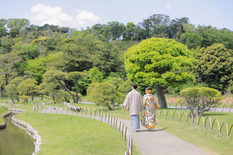 池のほとりで